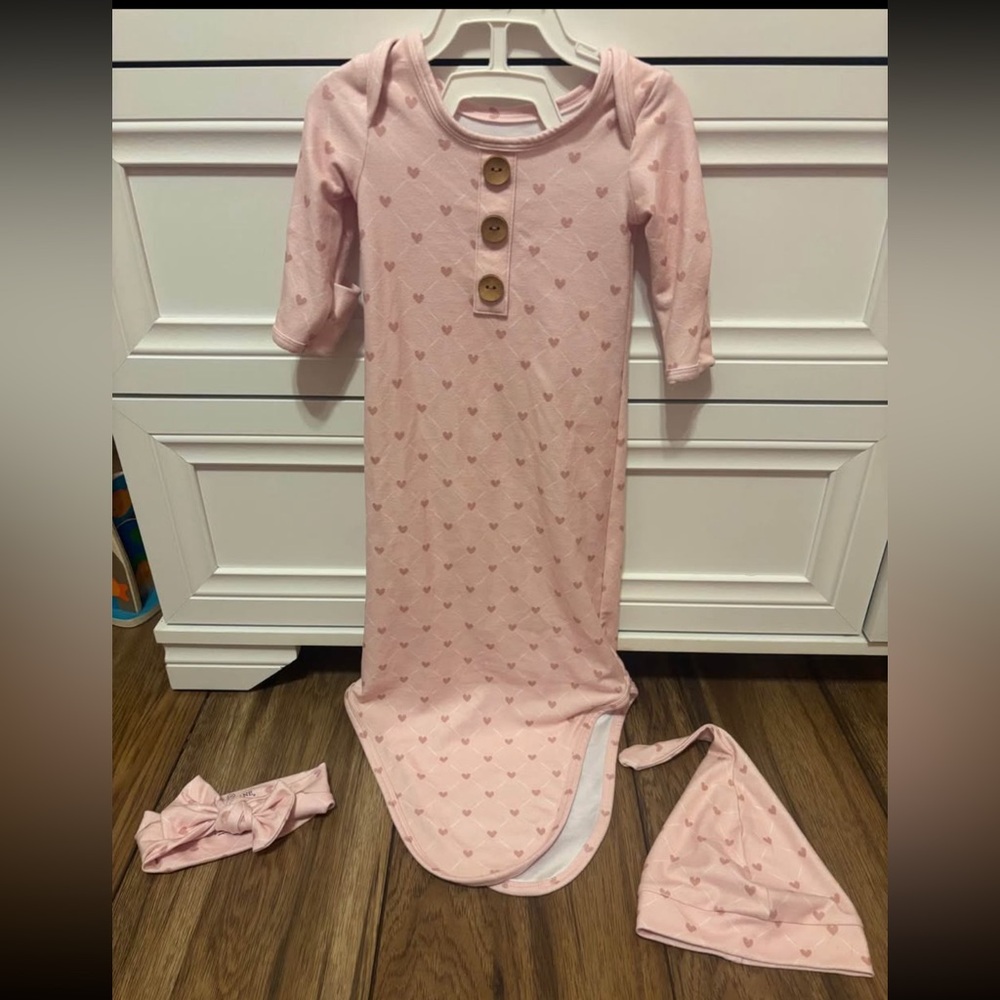 Caden Lane Sweet Heart Baby Knot Gown, Hat & Headband